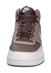 Le sneakers high-top Nike Court Vision presentano una tomaia in sintetico marrone con perforazioni, un colletto imbottito e una suola in gomma bianca.