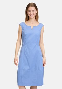 Hellblaues Kleid mit kurzen Cap-Ärmeln, einem V-förmigen Ausschnitt und Nähten, die eine körperbetonte Silhouette schaffen. Hergestellt aus glattem, leichtem Stoff.