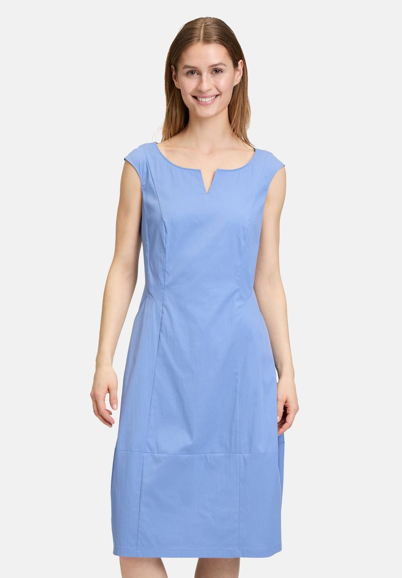 Hellblaues Kleid mit kurzen Cap-Ärmeln, einem V-förmigen Ausschnitt und Nähten, die eine körperbetonte Silhouette schaffen. Hergestellt aus glattem, leichtem Stoff.