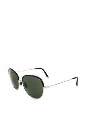 Occhiali da sole in stile aviator con lenti verde scuro, montatura in metallo argento e terminali neri, mostrati leggermente inclinati su sfondo bianco.