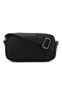 Černá obdélníková crossbody taška vyrobená z texturované kůže, se látkovým popruhem s logem a stříbrným zapínáním.