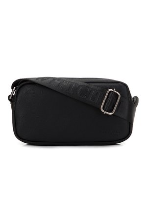 Černá obdélníková crossbody taška vyrobená z texturované kůže, se látkovým popruhem s logem a stříbrným zapínáním.