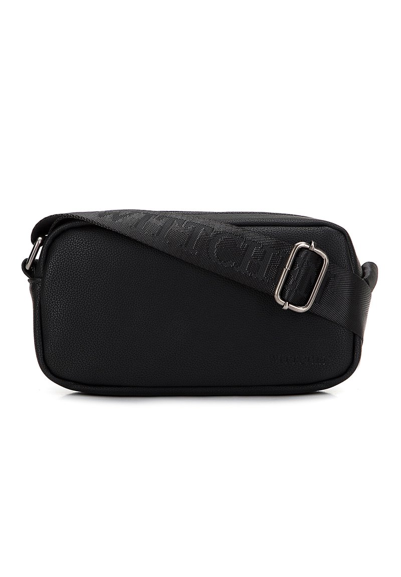 Černá obdélníková crossbody taška vyrobená z texturované kůže, se látkovým popruhem s logem a stříbrným zapínáním.