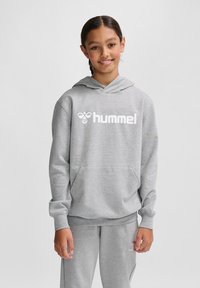 Grauer Hoodie aus weichem Stoff mit einer Fronttasche und Kapuze mit Kordelzug, ausgestattet mit einem weißen "hummel"-Logo auf der Brust.