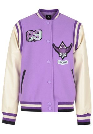 Lilla varsityjakke med beige satinærmer, prydet med broderede patches, knapper og stribede ribkanter ved ærmer og bund.