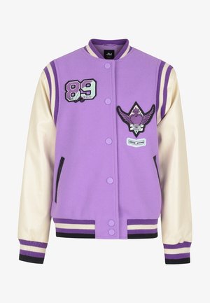 Chaqueta de varsity morada con mangas de satén beige, que presenta parches bordados, botones y ribetes a rayas en los puños y el dobladillo.