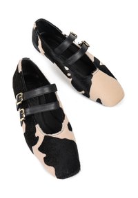 Czarno-beżowe baleriny w wzór skóry krowiej o miękkiej fakturze, z dwiema czarnymi paskami i kwadratowym noskiem. Złote akcenty na paskach.