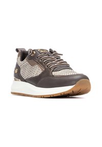 Zapatillas deportivas con upper de cuero marrón, patrón beige texturizado, elementos reflectantes y una suela blanca acolchada. Diseño con cordones y lengüeta.
