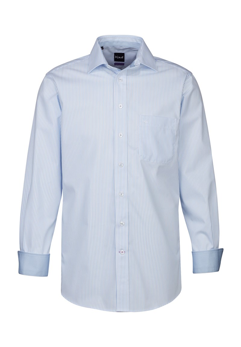 Camicia blu chiaro con bottoni, a righe verticali bianche, maniche lunghe, taschino sul petto e polsini con motivo blu a contrasto.