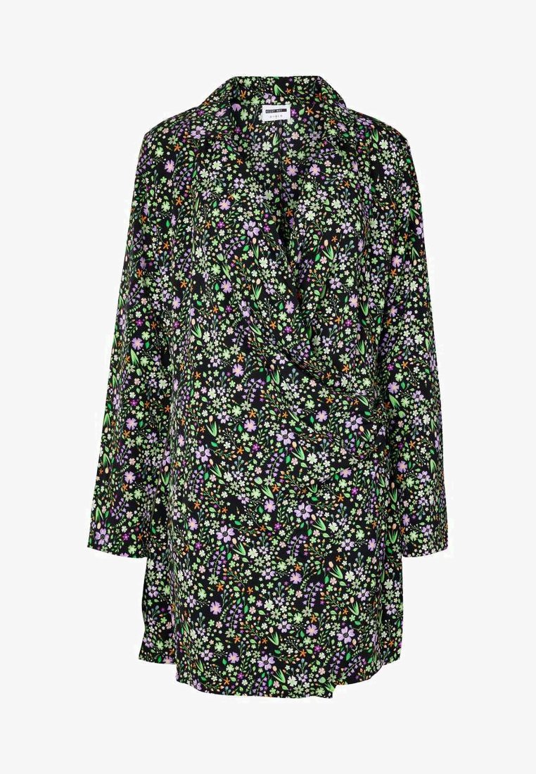 Blouse noire à motifs floraux, mettant en avant des fleurs colorées en violet, vert et orange. Manches longues et texture de tissu lisse.