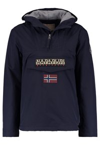 Chaqueta de pullover azul marino con capucha forrada de gris, que presenta un bolsillo frontal con cremallera y un logo bordado junto a un parche de la bandera noruega. Textura suave.