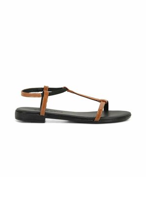 Sandalo piatto nero con sottili cinturini marroni e cinturino alla caviglia, design minimalista con punta aperta.