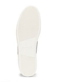 Weiße Gummisohle mit horizontalen Rillen, einem eingeprägten "BOSS"-Logo und einer strukturierten Musterung für besseren Halt.