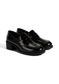Zwarte gepatineerde leren loafers met een ronde neus, gestikte details en een chunky hak. Glad textuur met een klassieke uitstraling.