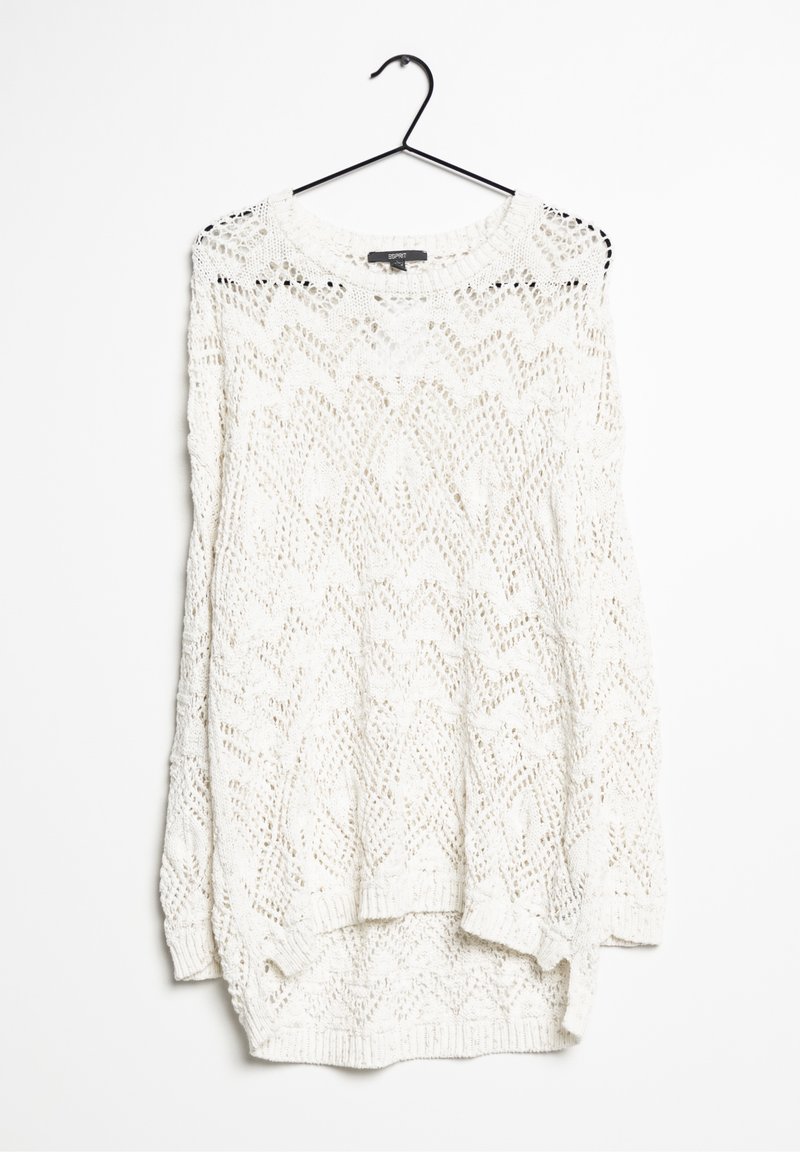 Weißer, gestrickter Pullover, der an einem Haken hängt. Mit Zickzackmuster, langen Ärmeln und einem runden Halsausschnitt mit Rippstrickabschluss.