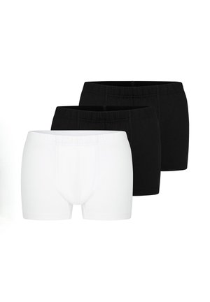 Drei Paar Herrenboxershorts, von vorne nach hinten angeordnet, ein weißes Paar vorne und zwei schwarze Paare dahinter.