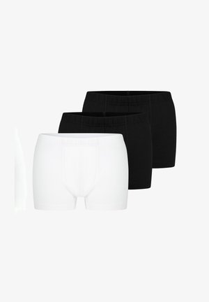 Drei Paar Herrenboxershorts, von vorne nach hinten angeordnet, ein weißes Paar vorne und zwei schwarze Paare dahinter.