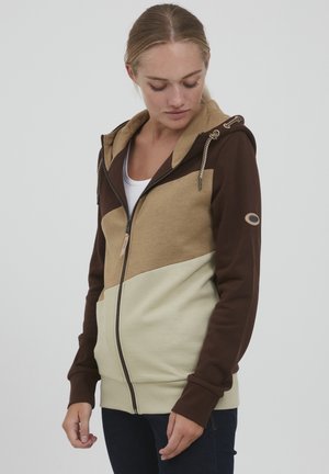 Gevoerde hoodie in bruin, beige en lichtgroen. Heeft een kleurgeblokte stijl, textuurstof en een trekkoord met metalen accenten.