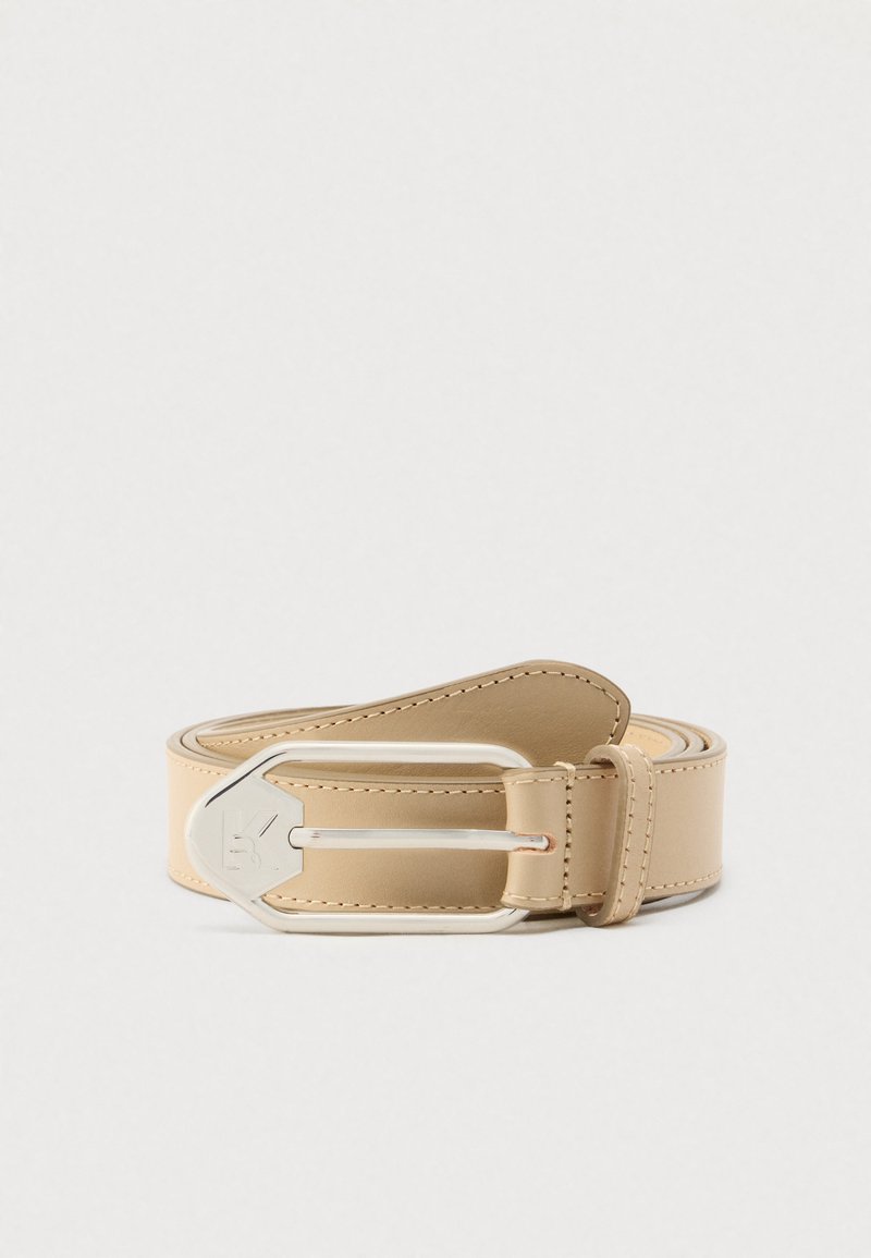Ceinture en cuir beige avec une texture lisse, une boucle en métal argenté ornée d'un logo, et des coutures soignées le long des bords.
