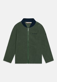 Veste en polaire verte avec un col marine, manches longues et fermeture éclair frontale. Présente un logo discret sur la poitrine et une texture lisse.