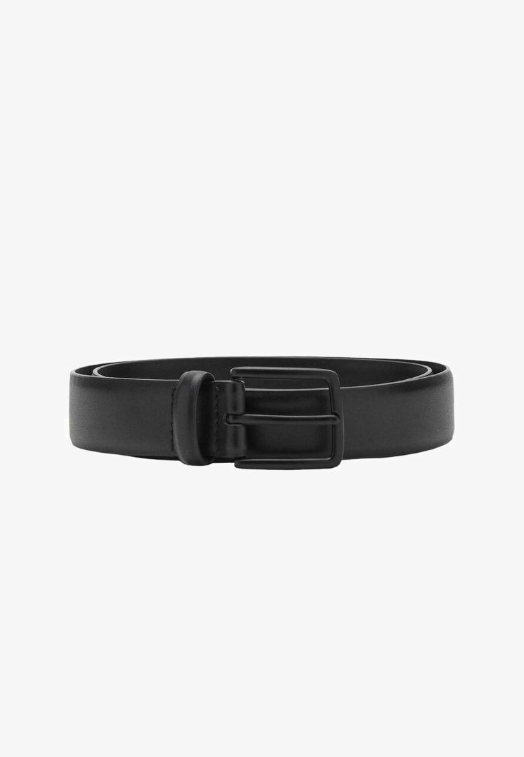 Cinturón de cuero negro con una textura suave, hebilla de metal rectangular y cierre de un solo pin, con líneas limpias y sin adornos visibles.