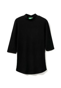 Černý žebrovaný rolák s tříčtvrtečními rukávy a zakřiveným lemem. Vyrobeno z texturované látky, která má jemný elastický materiál pro lepší přizpůsobení.