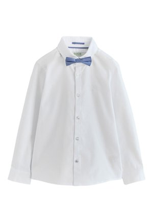 Witte blouse met lange mouwen en knopen, met een klein geborduurd logo op de borst en een blauw patroonstrikje bij de kraag.