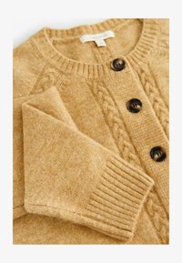 Unselected, ochre yellow