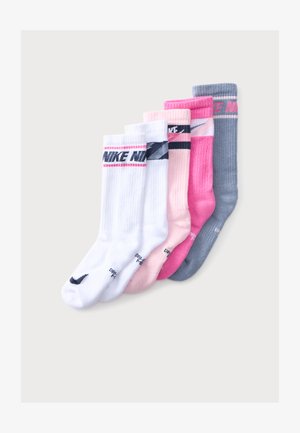 Vijf paar Nike crew-sokken in wit, lichtroze, donkerroze en grijs, naast elkaar gerangschikt op een lichte achtergrond.
