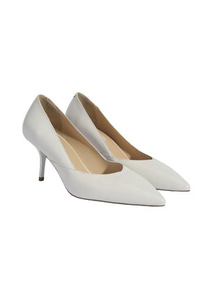 Chaussures à talons hauts en cuir blanc avec un bout pointu, un talon slim en stiletto et un design découpé sur les côtés. Texture lisse et lignes simples.