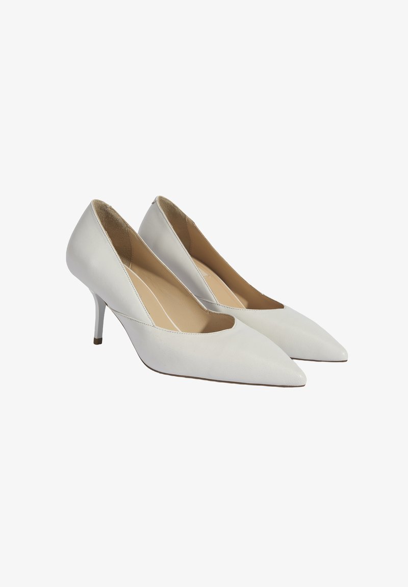 Weiße Leder-High-Heels mit spitzem Zeh, schlankem Stiletto-Absatz und Ausschnitt-Design an den Seiten. Glatte Textur und einfache Linien.