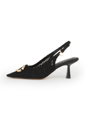 Décolleté slingback in pizzo nero con tacco kitten, punta appuntita e dettaglio di fibbia rotonda dorata sul davanti.