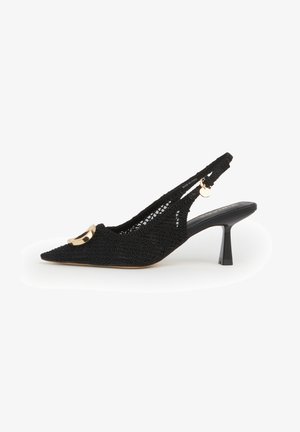 Décolleté slingback in pizzo nero con tacco kitten, punta appuntita e dettaglio di fibbia rotonda dorata sul davanti.