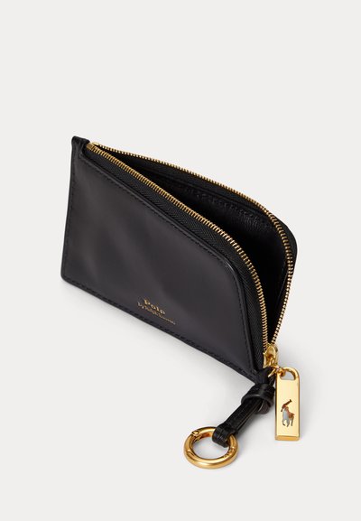 Μαύρο δερμάτινο πορτοφόλι με φερμουάρ και χρυσό φερμουάρ και κρίκο για κλειδιά, με το λογότυπο Polo Ralph Lauren και χρυσή ετικέτα με ιππικό έμβλημα.