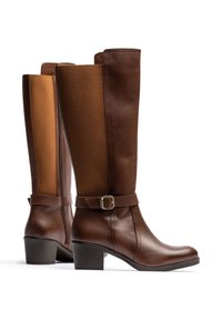 Braune kniehohe Stiefel mit einem glatten Lederabschnitt im unteren Bereich, einem elastischen braunen Einsatz und einem Schnallenriemen am Knöchel. Grober Absatz.