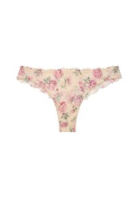 Crème kanten stringondergoed met een roze rozenbloemmotief en geschulpte randen, plat gelegd op een witte achtergrond.