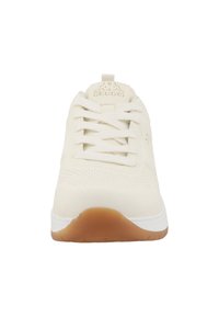 Baskets blanches avec un dessus lisse, design perforé, bout rond et semelle en gomme. Elles possèdent des lacets assortis et un logo sur la languette.