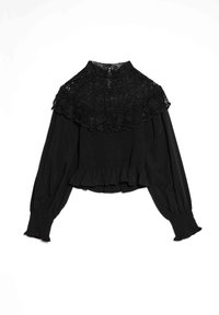 Blouse noire avec un col montant large bordé de dentelle, des poignets élastiqués et un ourlet à volants, avec un corps smocké pour une silhouette ajustée.