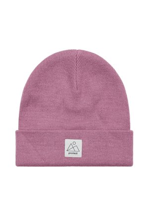 Lichtpaarse gebreide beanie met omgeslagen rand en een wit rechthoekig label met een driehoek en cirkel logo en het woord "protest."