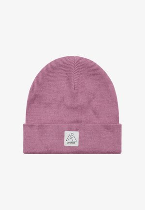 Lichtpaarse gebreide beanie met omgeslagen rand en een wit rechthoekig label met een driehoek en cirkel logo en het woord "protest."