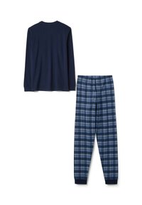 Chemise à manches longues bleu marine associée à un pantalon à carreaux dans des tons de bleu. La chemise est unie ; le pantalon présente un motif à carreaux avec une taille élastique.