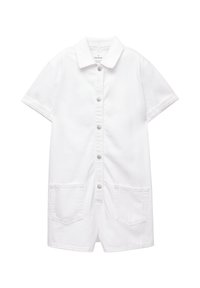 Witte katoenen korte jumpsuit met een kraag, korte mouwen, sluiting met knopen aan de voorkant en twee voorzakken. Soepele textuur zonder patronen.