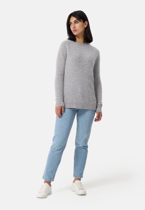 - Sweter