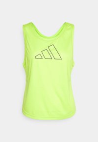 Neon gul linne med rundad halsringning, tillverkat av lättviktsmaterial, med en svart Adidas-logotypgrafik på framsidan.