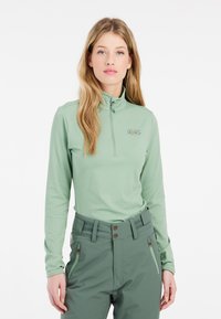 Jasnozielony długi rękaw rozpinany półgolf z wysokim kołnierzem, wykonany z gładkiego materiału. Posiada małe logo na klatce piersiowej i dopasowany krój.