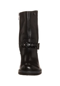 Bota de cuero negro hasta la rodilla con punta redonda, detalle de correa trenzada, tachuelas plateadas y cierre de cremallera lateral. Suela de goma texturizada.
