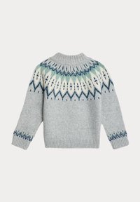 Maglione lavorato a maglia grigio chiaro con colletto rotondo. Presenta un corpetto a colori con motivi in teal, bianco e blu navy. Maniche e orlo a coste.