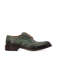Groene leren schoen met brogue-details, contrasterende oranje veters en een bruine gestapelde hak. Gladde textuur met geperforeerde accenten.