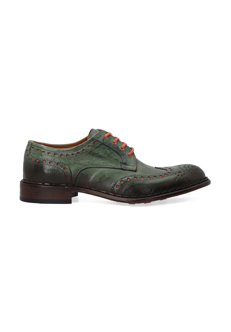 Groene leren schoen met brogue-details, contrasterende oranje veters en een bruine gestapelde hak. Gladde textuur met geperforeerde accenten.