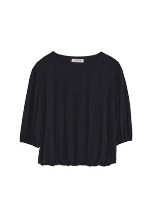 Sort løs bluse med trekvartlange ærmer og indsamlet kant, med rund halsudskæring og subtil drapering.